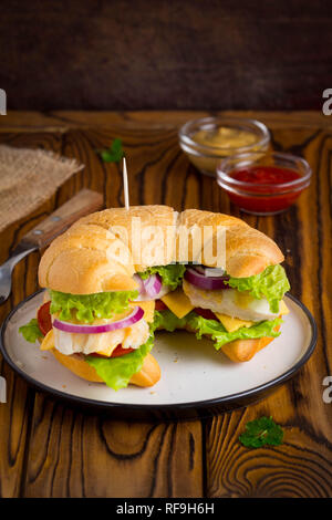 Croissant sandwich avec du poulet, légumes, fromage, tomate, oignon, de délicieux repas santé Banque D'Images