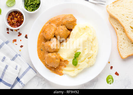 Boulettes de viande avec purée de pommes de terre, sauce tomate, crème délicieuse nourriture classique Banque D'Images