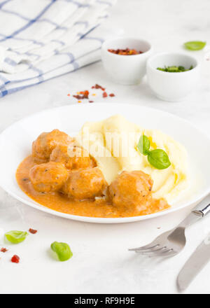 Boulettes de viande avec purée de pommes de terre, sauce tomate, crème délicieuse nourriture classique Banque D'Images