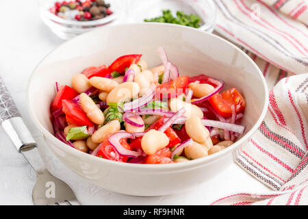 Avec salade de haricots blancs, tomates, oignons rouges, vert coriandre, persil, de délicieux repas de régime Banque D'Images