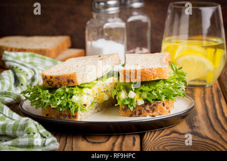 Sandwich aux œufs, les verts, la laitue, le délicieux petit-déjeuner sain Banque D'Images