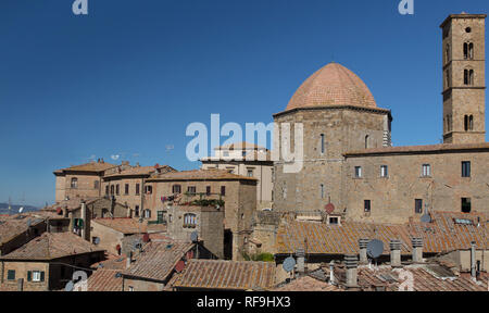 Voir à une partie de Volterra : maisons, un dôme, une tour, Toscane, Italie Banque D'Images