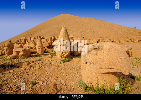 Têtes de pierre. Tyché et Antiochos de Commagène, tombe d'Antiochus, le Mont Nemrut. La province d'Adiyaman, Région de l'Anatolie du sud-est. La Turquie Banque D'Images