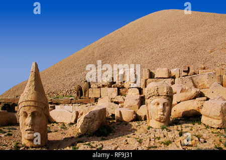 Têtes de pierre. Tyché et Antiochos de Commagène, tombe d'Antiochus, le Mont Nemrut. La province d'Adiyaman, Région de l'Anatolie du sud-est. La Turquie Banque D'Images