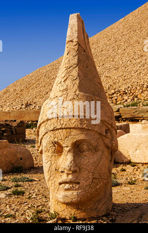 Têtes de pierre. Tyché et Antiochos de Commagène, tombe d'Antiochus, le Mont Nemrut. La province d'Adiyaman, Région de l'Anatolie du sud-est. La Turquie Banque D'Images