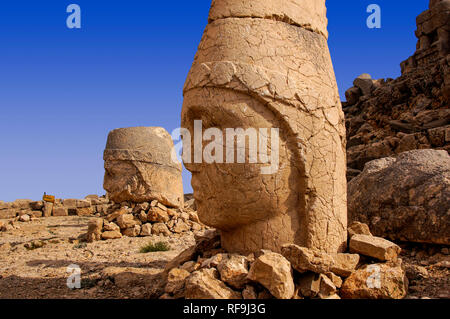 Têtes de pierre. Tyché et Antiochos de Commagène, tombe d'Antiochus, le Mont Nemrut. La province d'Adiyaman, Région de l'Anatolie du sud-est. La Turquie Banque D'Images