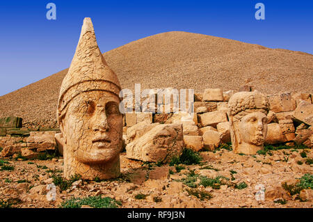 Têtes de pierre. Tyché et Antiochos de Commagène, tombe d'Antiochus, le Mont Nemrut. La province d'Adiyaman, Région de l'Anatolie du sud-est. La Turquie Banque D'Images