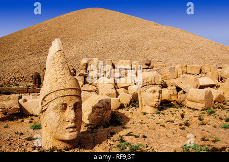 Têtes de pierre. Tyché et Antiochos de Commagène, tombe d'Antiochus, le Mont Nemrut. La province d'Adiyaman, Région de l'Anatolie du sud-est. La Turquie Banque D'Images