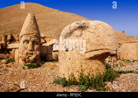 Têtes de pierre. Tyché et Antiochos de Commagène, tombe d'Antiochus, le Mont Nemrut. La province d'Adiyaman, Région de l'Anatolie du sud-est. La Turquie Banque D'Images