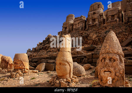 Têtes de pierre. Tyché et Antiochos de Commagène, tombe d'Antiochus, le Mont Nemrut. La province d'Adiyaman, Région de l'Anatolie du sud-est. La Turquie Banque D'Images