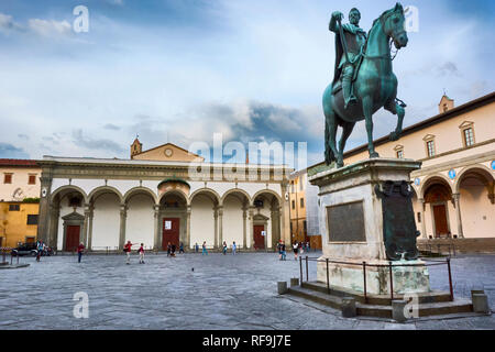 La chiesa di Annunziata Eglise et le monument équestre de Ferdinand I de la Piazza (place) della Santissima Annunziata à Florence, Italie. Banque D'Images