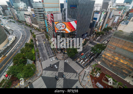 Tokyo, Chuo Ward - Août 13, 2018 Jour : Vue aérienne de cristal Tokyo Ginza Building, autoroute, Sotobori Dori et Harumi Dori Crossing. f Banque D'Images