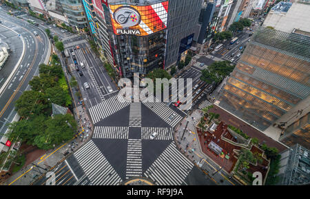 Tokyo, Chuo Ward - Août 13, 2018 Jour : Vue aérienne de cristal Tokyo Ginza Building, autoroute, Sotobori Dori et Harumi Dori Crossing. f Banque D'Images