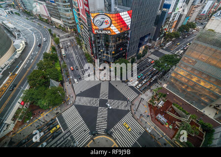 Tokyo, Chuo Ward - Août 13, 2018 Jour : Vue aérienne de cristal Tokyo Ginza Building, autoroute, Sotobori Dori et Harumi Dori Crossing. f Banque D'Images