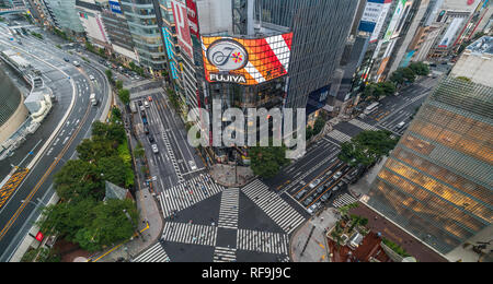 Tokyo, Chuo Ward - Août 13, 2018 Jour : Vue aérienne de cristal Tokyo Ginza Building, autoroute, Sotobori Dori et Harumi Dori Crossing. f Banque D'Images