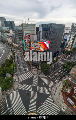 Tokyo, Chuo Ward - Août 13, 2018 Jour : Vue aérienne de cristal Tokyo Ginza Building, autoroute, Sotobori Dori et Harumi Dori Crossing. f Banque D'Images