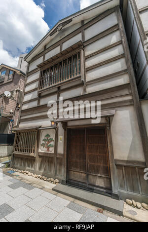 Tokyo - le 14 août 2018 : Façade du célèbre restaurant Nagatacho Kurosawa. Situé dans le quartier de Chiyoda Ward, Nagatacho Banque D'Images