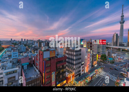 Taito Ward, Tokyo - le 18 août 2018 : Coucher de soleil colorés vue aérienne du quartier d'Asakusa. Le Temple Senso-ji, complexes et la rivière Sumida Tokyo Skytree Banque D'Images