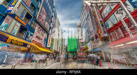 Vue panoramique de Motion blurred personnes marchant le long des magasins et les panneaux colorés au célèbre Akihabara Electric Town. Tokyo, Japon Banque D'Images