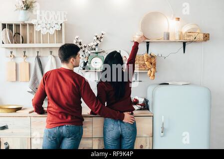 Man and Woman hugging dans une cuisine et s'amuser passer du temps. Banque D'Images
