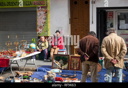 Un mélange de peintures à l'huile et d'autres articles en vente d'occasion au marché mardi dans la Calle Feria de Séville, Espagne Banque D'Images