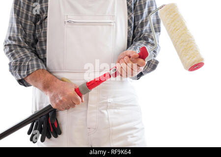 Peintre en travailleur avec combinaison de travail blanc, tient dans sa main le rouleau à peindre. Équipé de gants de protection. Isolé sur fond blanc. Banque D'Images