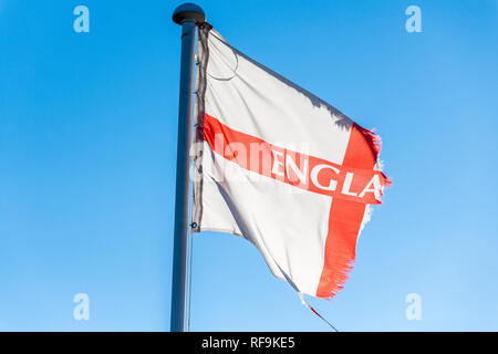 Battus météo drapeau anglais. Tout déchiré et déchiré. Banque D'Images