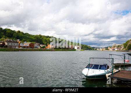 Maisons et église à Dinant, vue à partir de la Meuse en Belgique. Banque D'Images