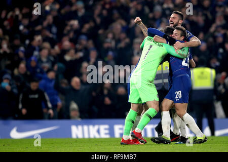 Le gardien de Chelsea Kepa Arrizabalaga (à gauche), Olivier Giroud (haut) et Cesar Azpilicueta (à droite) célébrer après David Luiz marque la victoire de mort dans la fusillade au cours de la demi-finale de la Coupe du buffle, jambe deuxième match à Stamford Bridge, Londres. Banque D'Images