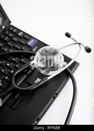 Globe en verre et d'un clavier informatique. Banque D'Images