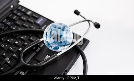 Globe en verre et d'un clavier informatique. Banque D'Images