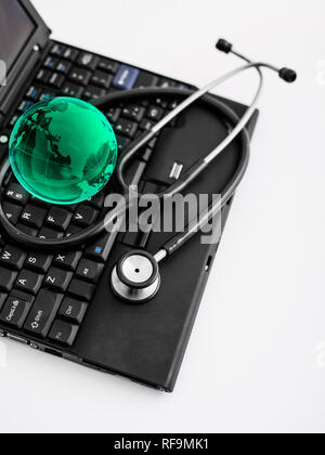 Globe en verre et d'un clavier informatique. Banque D'Images