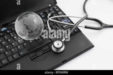 Globe en verre et d'un clavier informatique. Banque D'Images