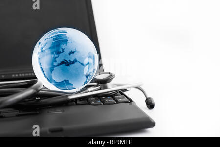 Globe en verre et d'un clavier informatique. Banque D'Images