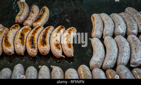 Les saucisses sur un gril chaud lors d'un festival à Yokosuka, Japon. Banque D'Images