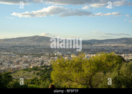 La colline de Philopappos à Athènes est un endroit merveilleux pour faire une promenade. C'est aussi un lieu de prédilection pour une promenade pour les Athéniens. Banque D'Images