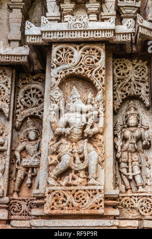 Belavadi, Karnataka, Inde - Novembre 2, 2013 : Veera Narayana Temple. Vishnu dans son avatar, sanglier Varaha, brown stone sculpture sur vimana mur extérieur. Banque D'Images