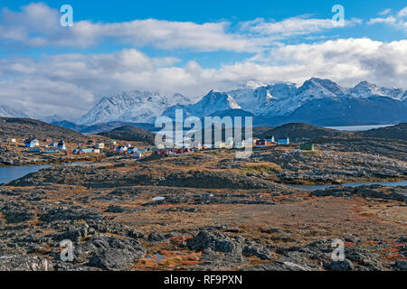 Village de pêcheurs à distance d'Itilleq, Groenland dans l'Arctique à l'automne Banque D'Images