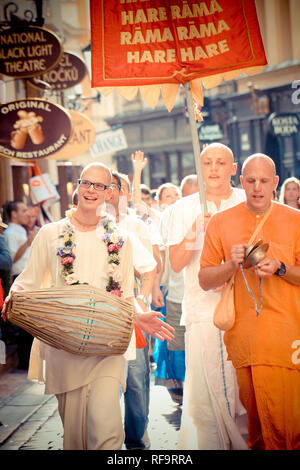 Prague, République tchèque - Le 17 août : des membres non identifiés de la danse et chant Hare Krishna pendant la fête religieuse Vaishnava le 17 août Banque D'Images