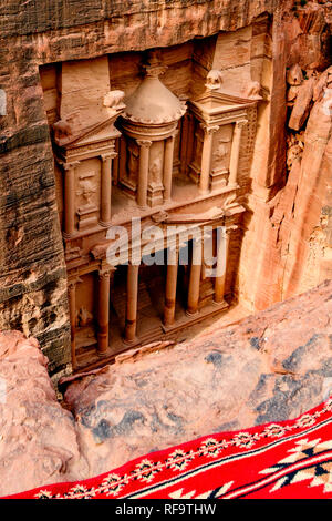 Vue spectaculaire depuis au-dessus d'Al Khazneh (le Trésor) à Petra pendant une journée ensoleillée. Banque D'Images