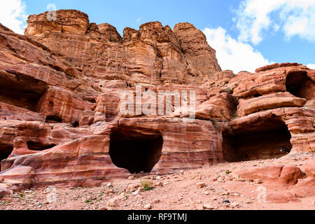 Vue imprenable sur une formation rocheuse avec des grottes creusées à Petra. Banque D'Images