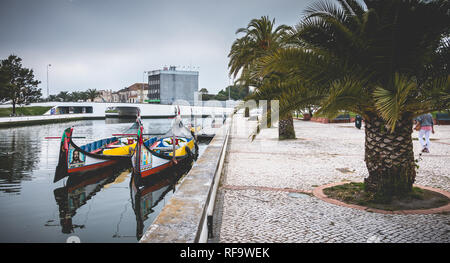 Aveiro, Portugal - Mai 7, 2018 : vue sur le quai de la célèbre Moliceiros, embarcations traditionnelles que utilisés pour récolter les algues une fois et maintenant touristiques transport Banque D'Images