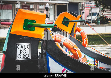 Aveiro, Portugal - Mai 7, 2018 : vue sur le quai de la célèbre Moliceiros, embarcations traditionnelles que utilisés pour récolter les algues une fois et maintenant touristiques transport Banque D'Images