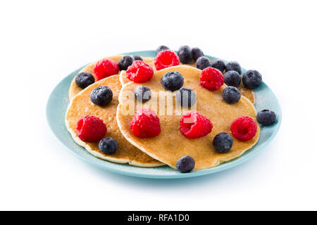 Des crêpes avec les framboises et les bleuets isolé sur fond blanc Banque D'Images