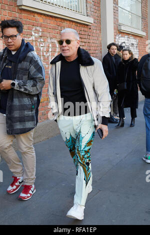 MILAN, ITALIE - 14 janvier 2019 : Nick Wooster marcher avant Fendi fashion show, Milan Fashion Week street style ? Banque D'Images