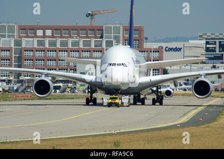 Francfort, Allemagne - May 09th, 2017 : Airbus A380 de Lufthansa à l'enregistrement D-AIMH se déplace sur la voie de circulation par camion de remorquage avant le départ de l'aéroport de FRA Banque D'Images