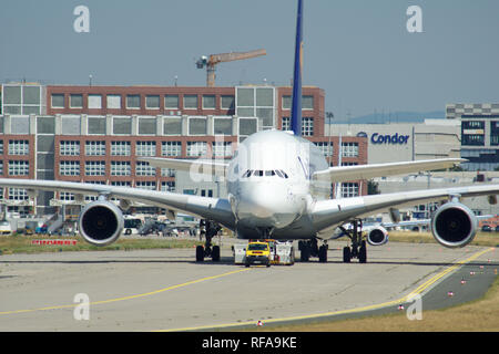 Francfort, Allemagne - May 09th, 2017 : Airbus A380 de Lufthansa à l'enregistrement D-AIMH se déplace sur la voie de circulation par camion de remorquage avant le départ de l'aéroport de FRA Banque D'Images