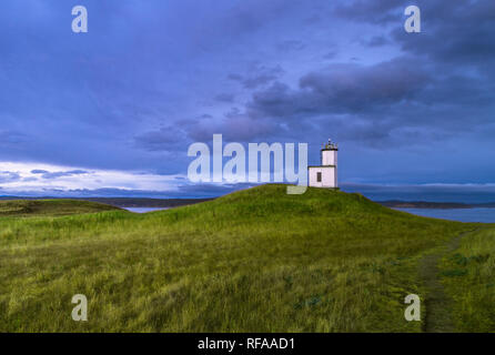 Au coucher du soleil, le phare de San Juan Island, Washington, États-Unis. Banque D'Images