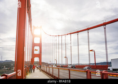 San Francisco, Californie, USA, Octobre 2016 : les gens de marcher à travers le sentier piétonnier sur le Golden Gate Bridge à San Francisco, Californie, États-Unis Banque D'Images