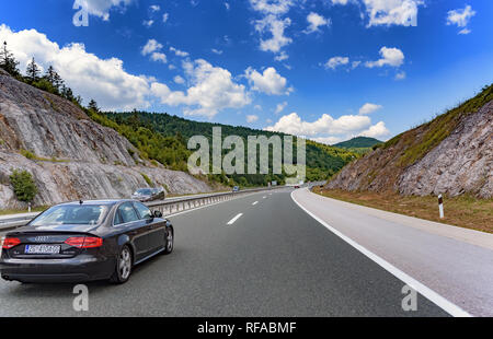 Audi A4 le déplacement sur route. Banque D'Images